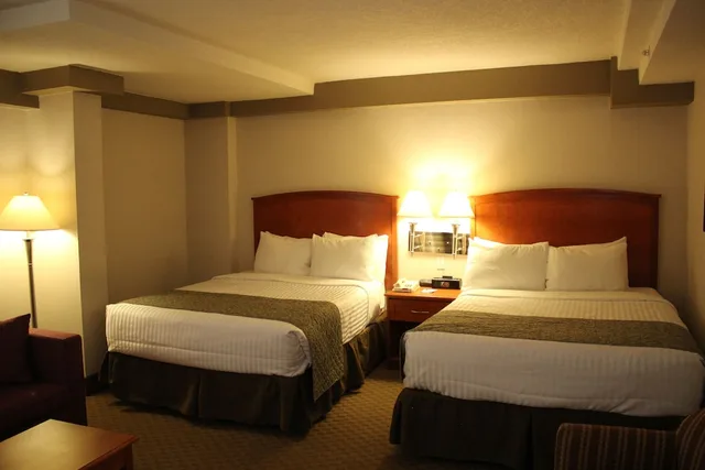 غرفة ديلوكس بسريرين كوين بشرفة، Ramada By Wyndham Edmonton South 3/6