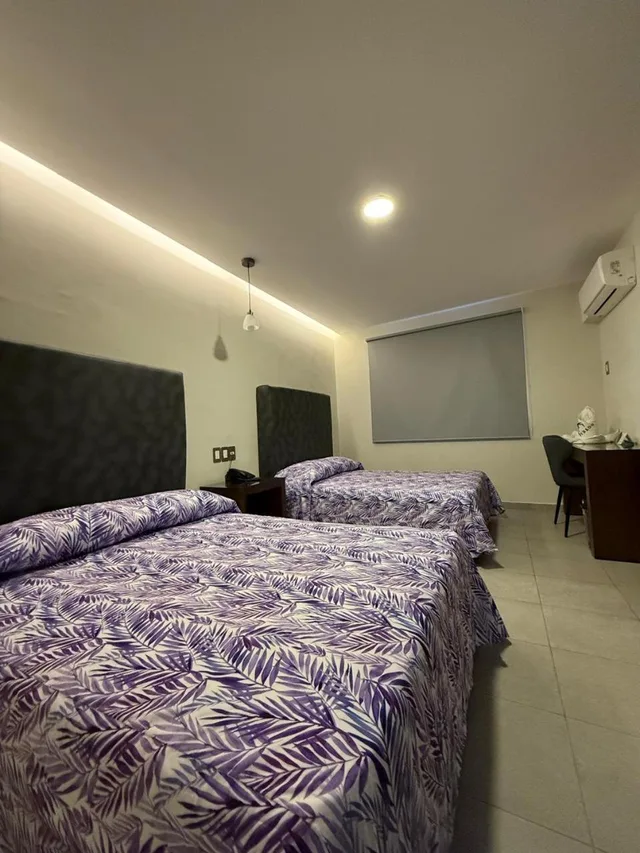 Room, Twin Beds, Hotel Impala 4/10