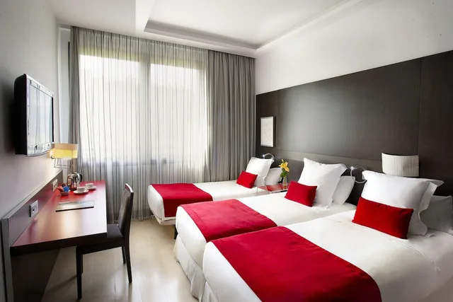 غرفة بسرير مزدوج وسرير فردي مع سرير إضافي، Grupotel Gran Via 678 Hotel 1/4
