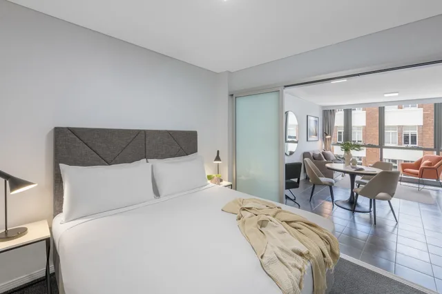 1 Bedroom, Suite, King Bed, Meriton Suites Adelaide Street 1/4