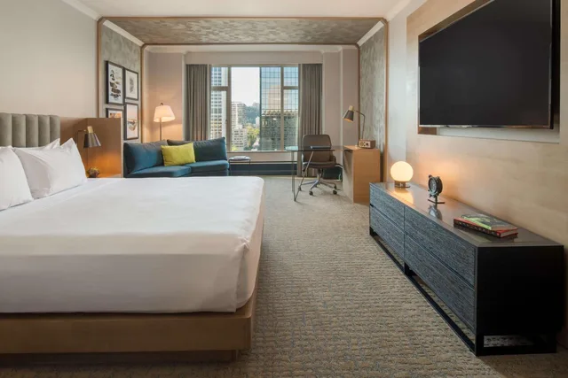 غرفة بسرير كينج بحوض استحمام لذوي الإعاقة، The Duniway Portland, a Hilton Hotel 2/6