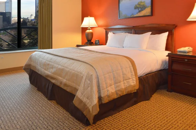 جناح بسرير كينج بغرفتين، Embassy Suites by Hilton Sacramento Riverfront Promenade 5/8