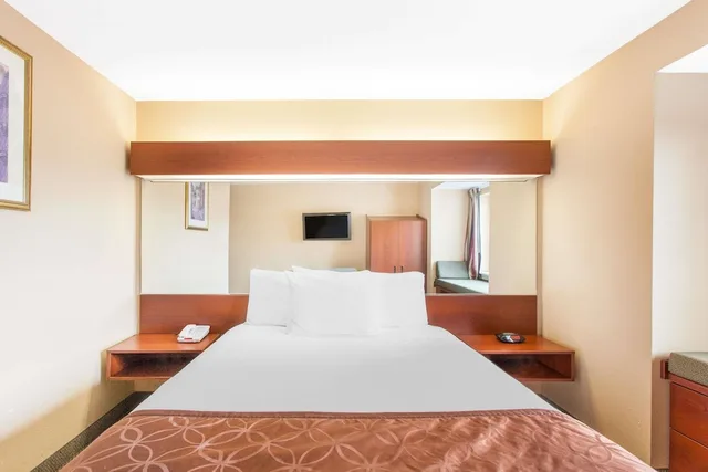 جناح بسرير كوين لذوي الإعاقة، Microtel Inn And Suites By Wyndham Rogers 2/3