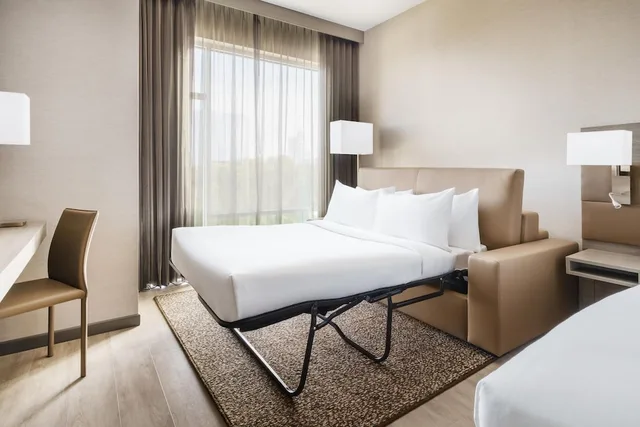 غرفة بسرير كينج لذوي الإعاقة، AC Hotel by Marriott Raleigh Downtown 1/3