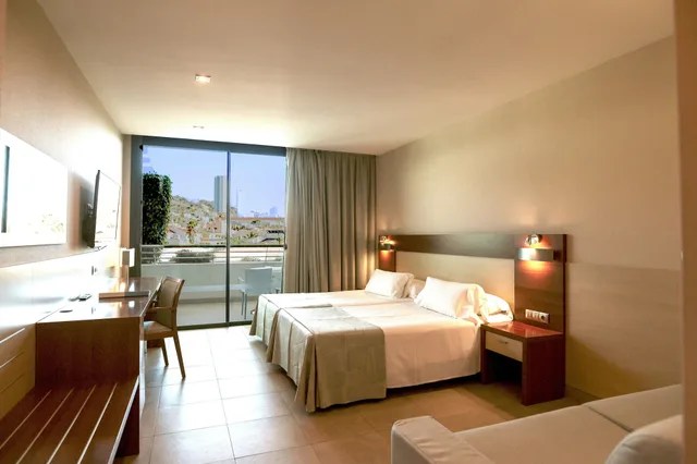 غرفة ثلاثية بسريرين منفصلين بشرفة مع أريكة، Deloix Aqua Center Hotel 3/6