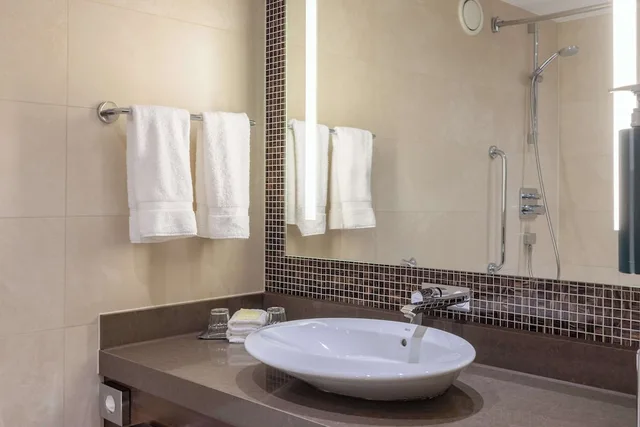 Guest Room, King Bed, Hilton Cambridge City Centre 9/11