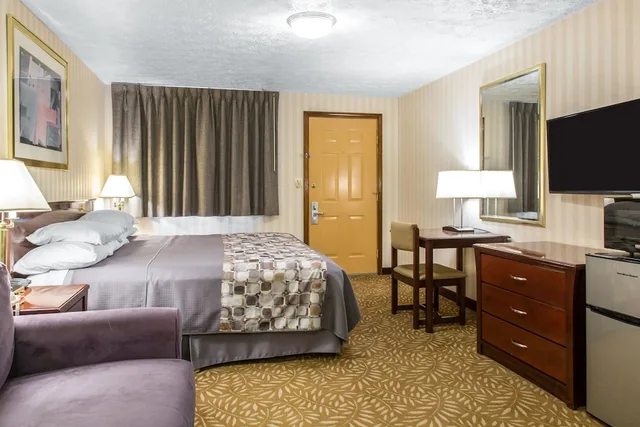 غرفة قياسية بسرير كينج مع أريكة، Rodeway Inn & Suites Branford - Guilford 4/4