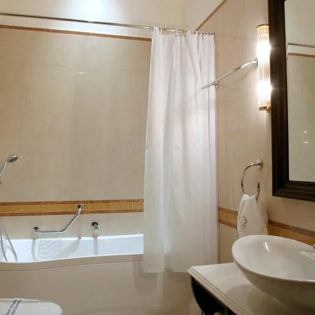 جناح جونيور، Grande Bretagne Hotel 5/5
