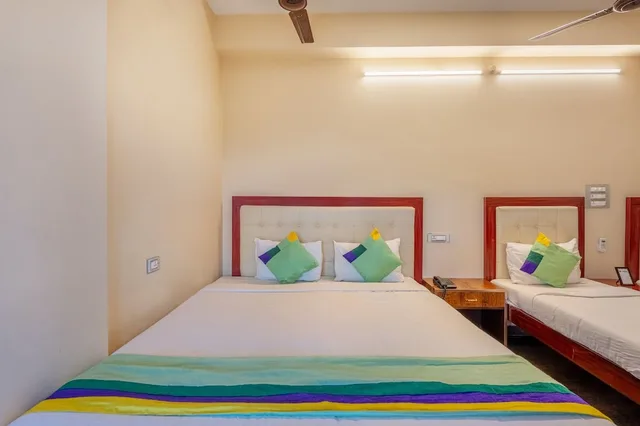 غرفة بريميوم بسرير مزدوج أو سريرين منفصلين، Treebo Grace Inn 1/4