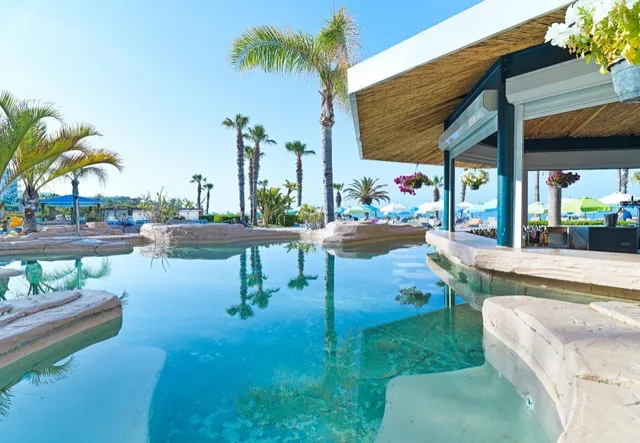 Swim Up، Leonardo Cypria Bay 1/1