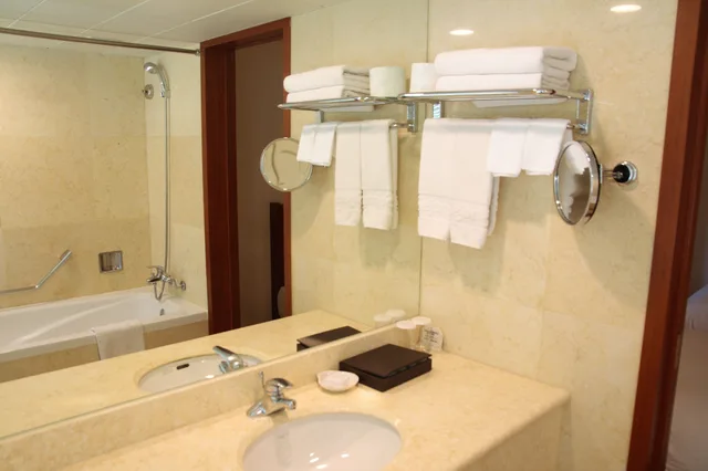 غرفة ديلوكس ثلاثية بسرير مزدوج وسريرين منفصلين، Sejong Hotel 2/2