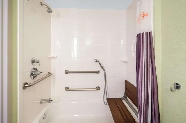غرفة بسرير كينج، La Quinta Inn & Suites by Wyndham Orange County Airport 6/7