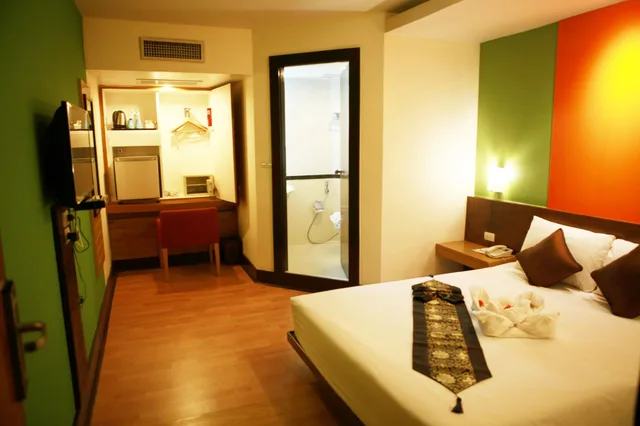 Standard, Queen Bed, The Seasons Bangkok Huamark 4/10