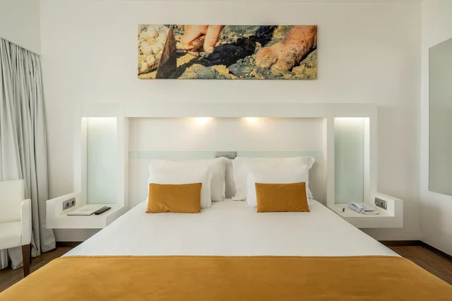 غرفة ديلوكس بسرير كوين بإطلالة على البحر بشرفة، Jupiter Algarve Hotel 4/7