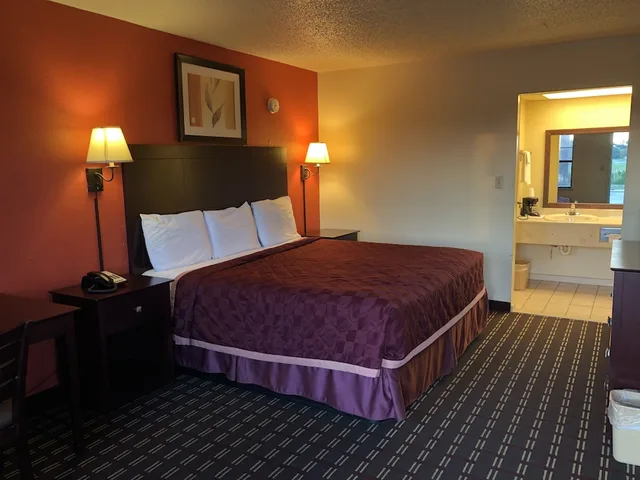 غرفة بسرير كينج للمدخنين، Americas Best Value Inn Suites 1/3
