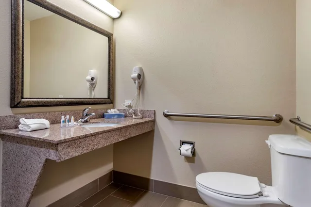 غرفة بسرير مزدوج لذوي الإعاقة، Comfort Inn & Suites Fort Walton Beach - Destin West 1/1