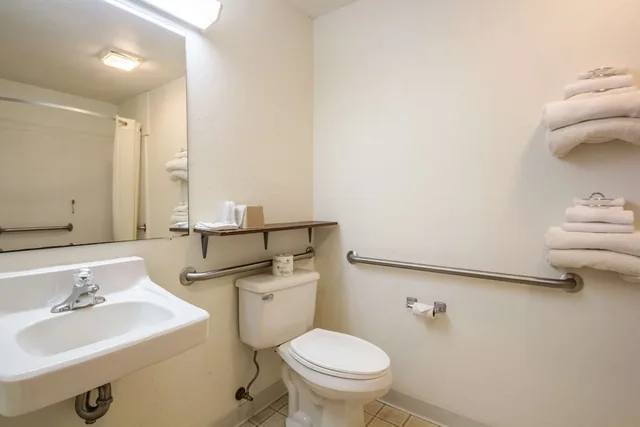 غرفة قياسية بسرير كوين، Motel6 Saukville, WI 7/9
