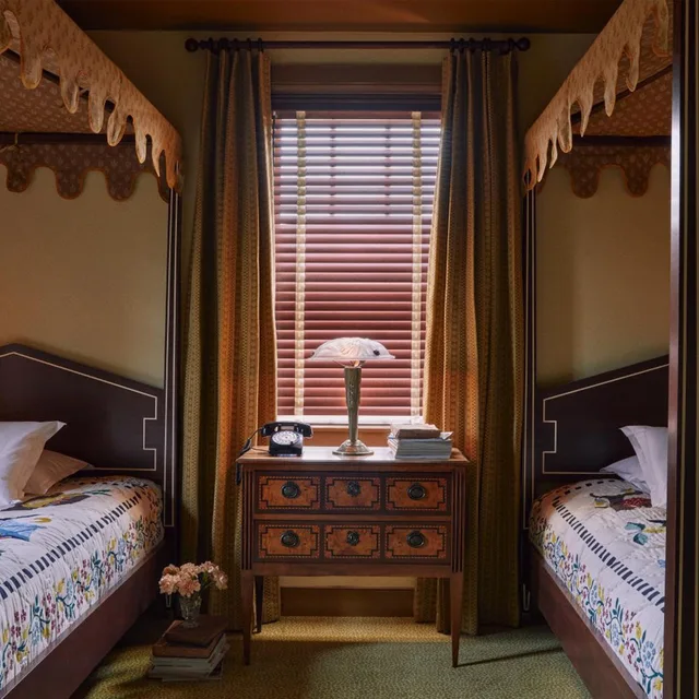 غرفة رباعية، Hotel Ulysses 2/2