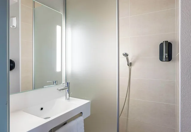 Twin room, B&B Hotel Bordeaux Langon 3/3