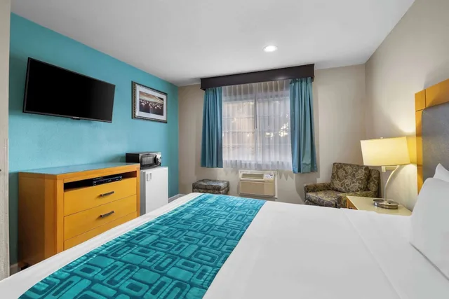 غرفة بسرير كوين، Howard Johnson By Wyndham Santa Cruz Beach Boardwalk 1/4