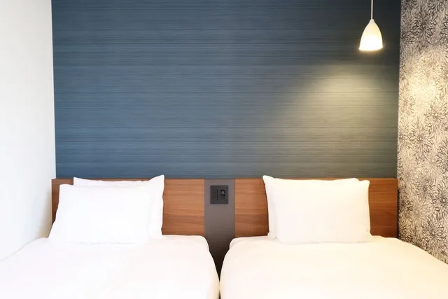 غرفة بسريرين منفصلين مع أريكة، M's Hotel Nijojo Oike 2/6