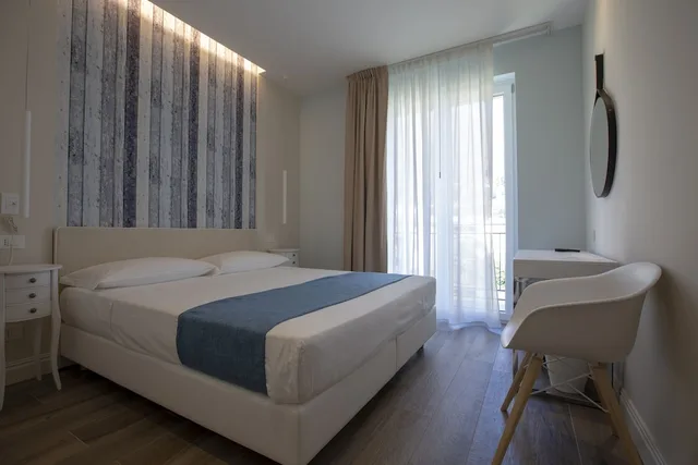 غرفة ديلوكس بسرير كوين بإطلالة جزئية على البحر، Luxmari hotel & spa 3/4