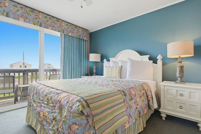 جناح بسرير كوين بغرفة نوم واحدة مع أريكة، Colonial Acres Resort 3/8