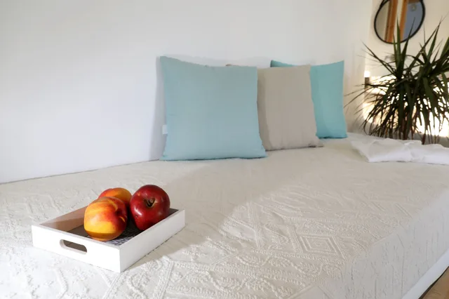 جناح غراند بسرير كينج وسريرين منفصلين بإطلالة على البحر بغرفة نوم واحدة، Irida Luxury Apartments 2/6