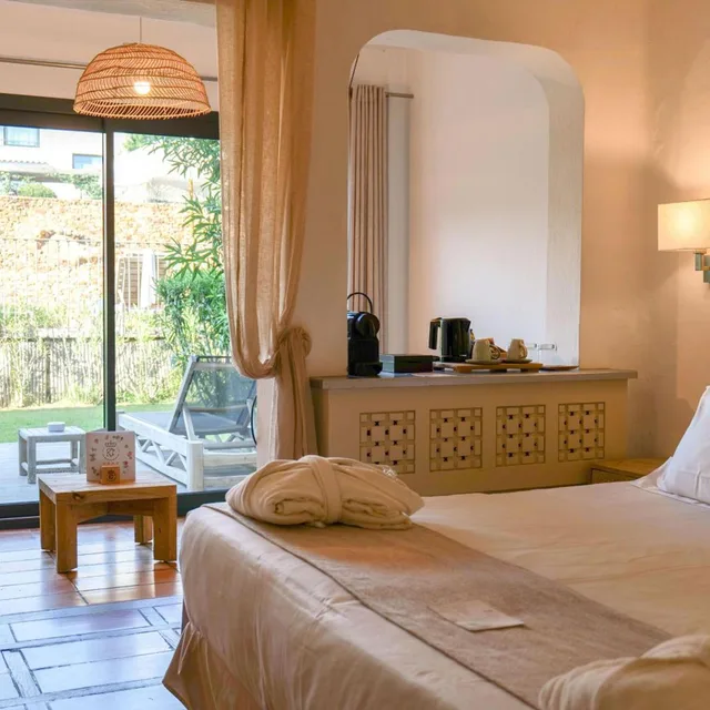 غرفة سوبيريور بسرير مزدوج بشرفة، HOTEL LE ROI THEODORE 4/5
