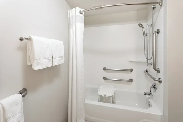 غرفة قياسية بسرير كينج، Holiday Inn Express Suites Minneapolis Downtown 5/5