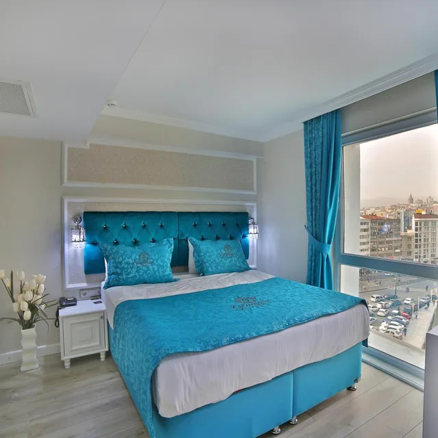 غرفة بسرير كينج بإطلالة على البحر، Glamour Hotel 3/8