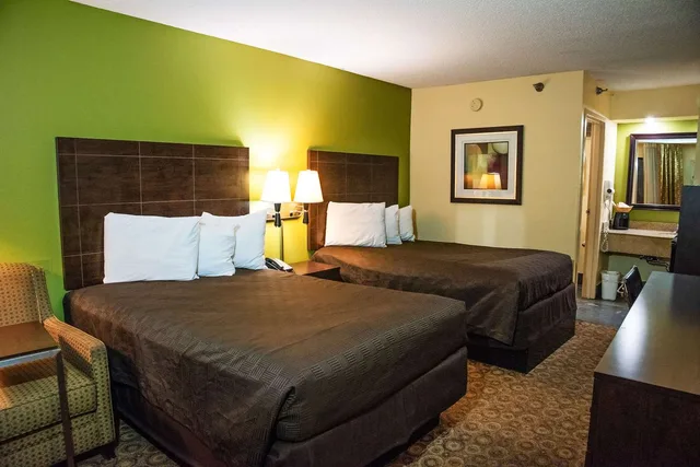 غرفة بسريرين مزدوجين للمدخنين، Rodeway Inn & Suites Clarksville near Governors Square Mall 1/3