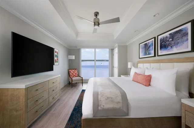 جناح بسرير كينج بغرفتين بحوض استحمام لذوي الإعاقة، Sunseeker Resort Florida Gulf Coast , Curio Collection 1/3