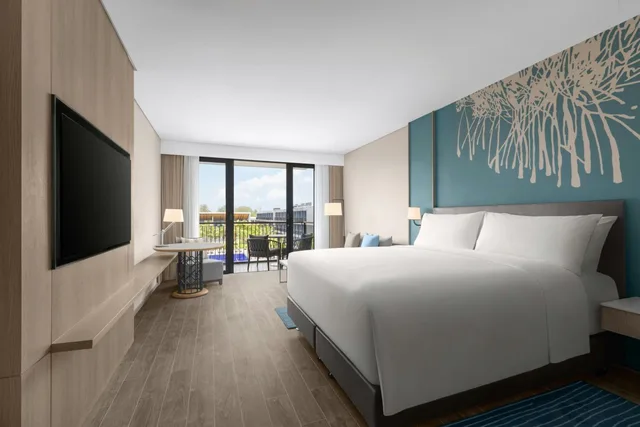 غرفة بسرير كينج مع أريكة، Courtyard by Marriott Phuket Chalong Bay Resort 3/4