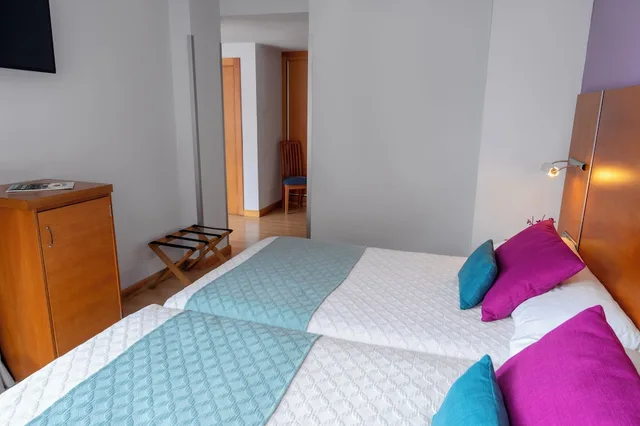 غرفة سوبيريور بسريرين منفصلين وثلاثة أسرّة بإطلالة على المدينة مع سرير إضافي، Hotel Faranda Marsol Candas, Ascend Hotel Collection 9/10