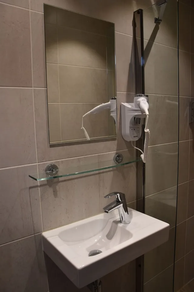 غرفة صغيرة بسرير مزدوج بإطلالة على القناة، Ozo Hotels Armada Amsterdam 1/2