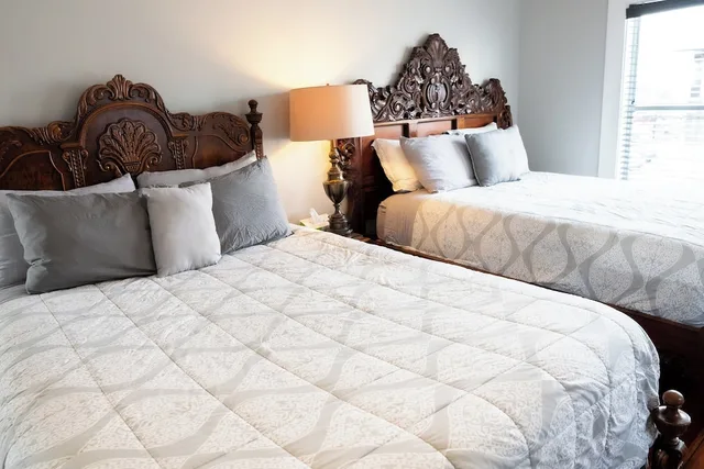 Deluxe, 2 Queen Beds, Oak Tree Hotel 5/8