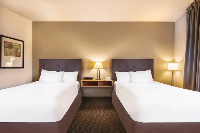 Standard, 2 Queen Beds, Lagoon View، Gaia Hotel Spa Redding Ascend Hotel Collection 1/10