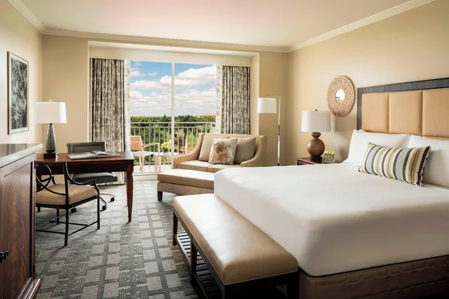 غرفة بسرير كينج بشرفة بإطلالة، The Ritz-Carlton Naples, Tiburon 1/2