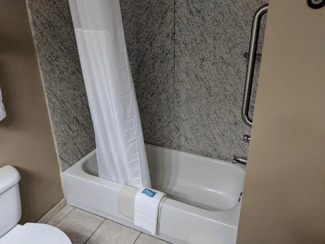 غرفة بسرير كينج يُسمح فيها بالحيوانات الأليفة، Clarion Pointe Medford Ex Holiday Inn Express Medford 5/6