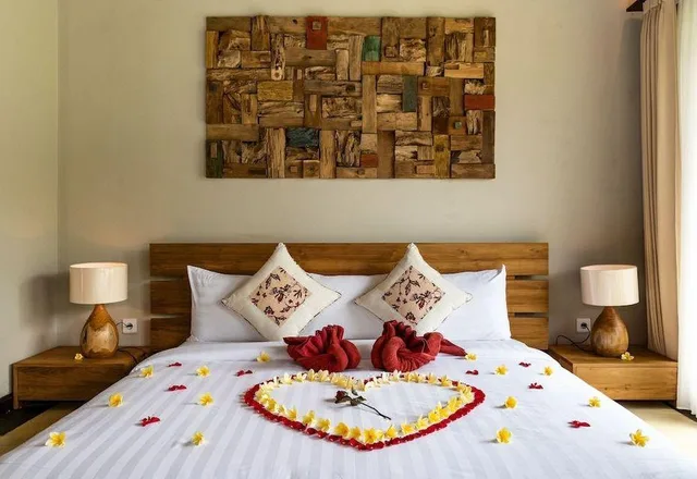 غرفة بسرير كينج بإطلالة على الحديقة، Suara Air Luxury Villa Ubud 1/1