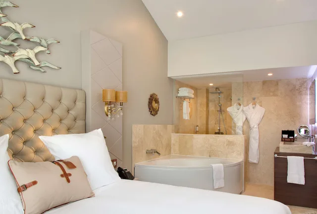 جناح عائلي بسرير كينج، GRAND HOTEL DES SABLETTES PLAGE, CURIO COLLECTION BY HILTON 6/12