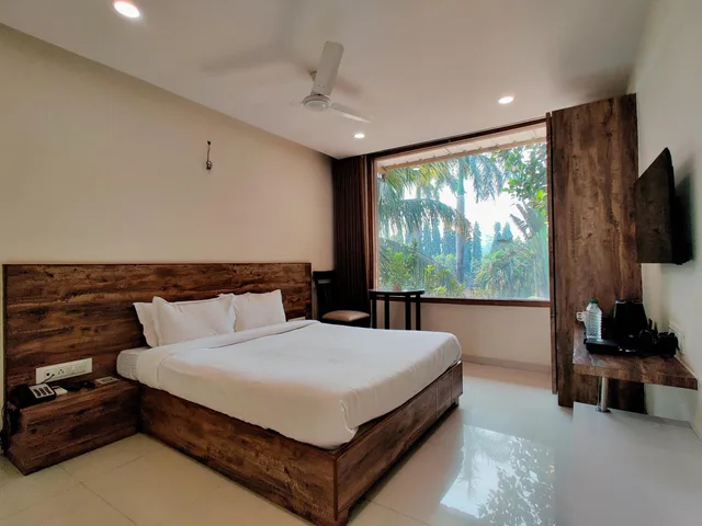 غرفة بسرير كوين، Pushp Vatika Resort & Lawns 1/1