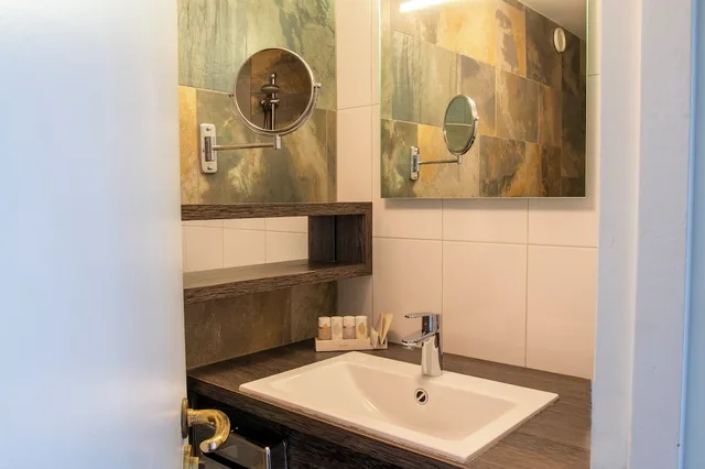 Studio, Two Story، Eden Studios And Apartments 3/5