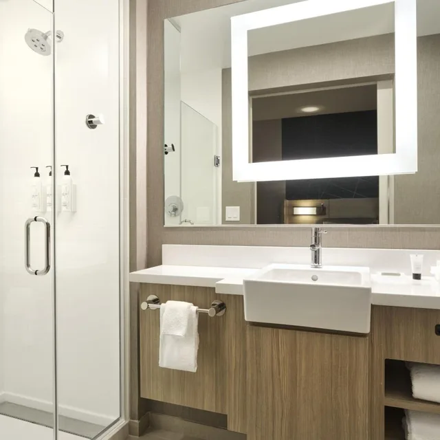 جناح بسرير كينج مع سرير سحّاب إضافي مع أريكة بحوض استحمام لذوي الإعاقة، SpringHill Suites by Marriott Las Vegas Airport 6/9