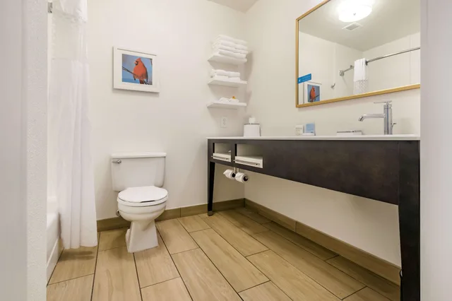 غرفة بسرير كينج مع أريكة، Hampton Inn Richmond 7/7