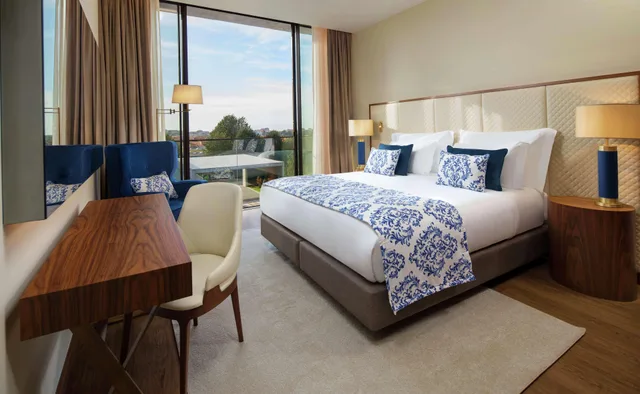 Deluxe, King Bed, French Balcony، Boeira Garden Hotel Porto Gaia, Curio Collection by Hilton 5/6