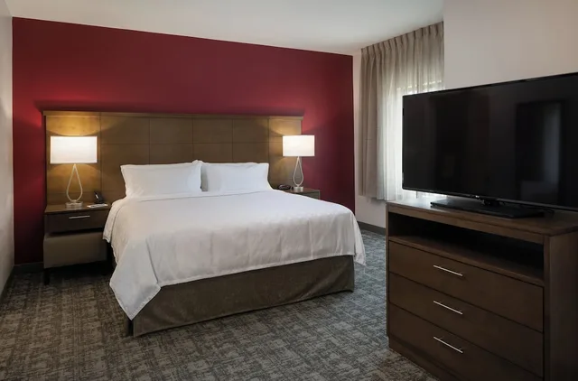 جناح بسرير كوين بغرفة نوم واحدة بمطبخ، Staybridge Suites Phoenix Biltmore Area 2/5