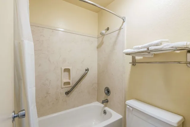غرفة قياسية بسرير كينج، Econo Lodge Vicksburg MS 3/4