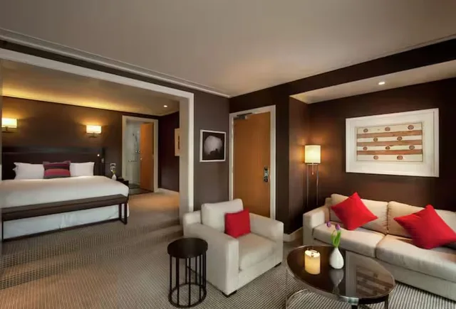 غرفة بسرير كينج بإطلالة على البحيرة، Hilton Queenstown Resort and Spa 1/3